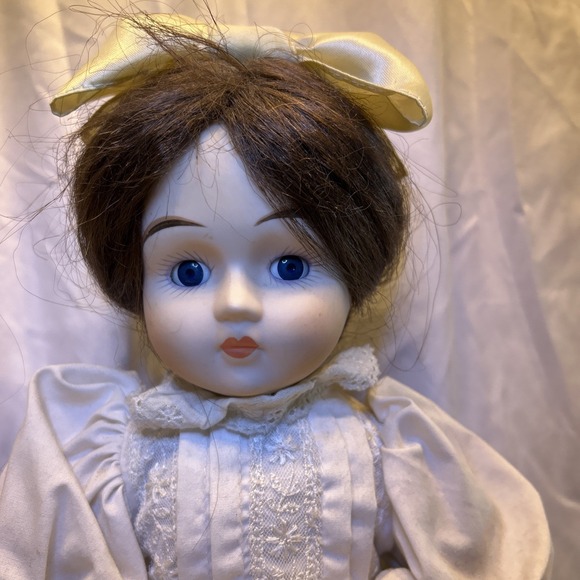 Seymour Mann Dolls Other - 1986 Seymour Mann Collectors Guild Doll Brunette with Blue Eyes with stand